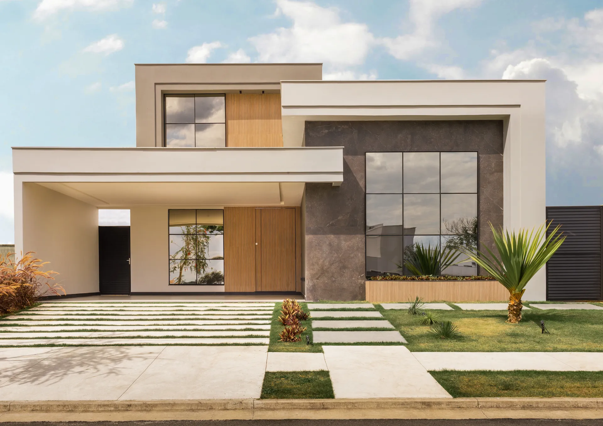 Flores próximas à piscina